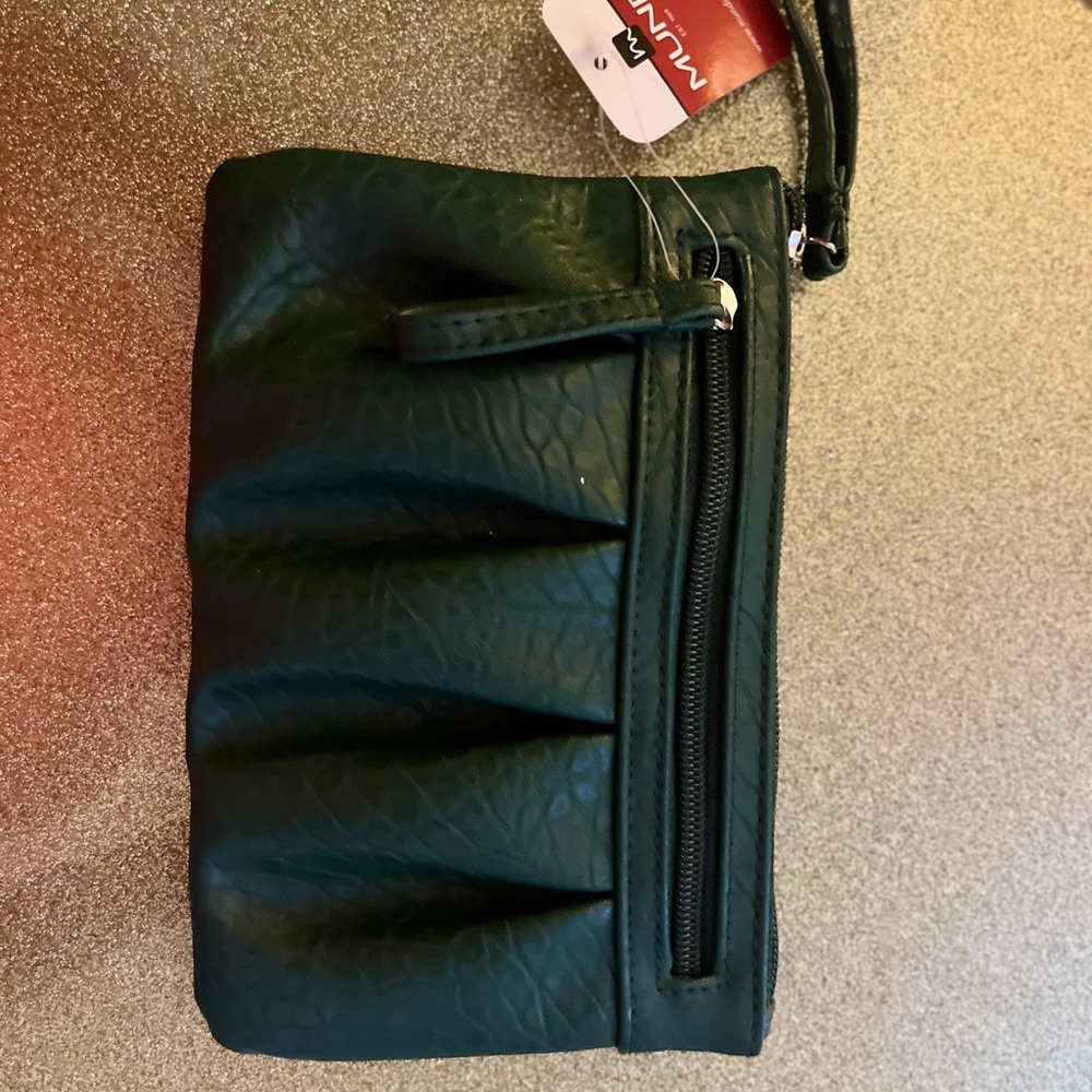 Mundi Green Wristlet with Zipper